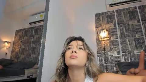 Snapshot of shofiavega chatting on 06.19.26 SHOFIA online show from 06.19.26
