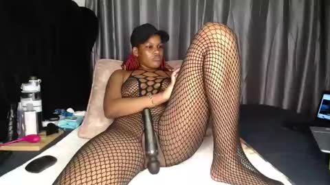 Snapshot of shugacubee chatting on 01.08.25 EVA online show from 01.08.25