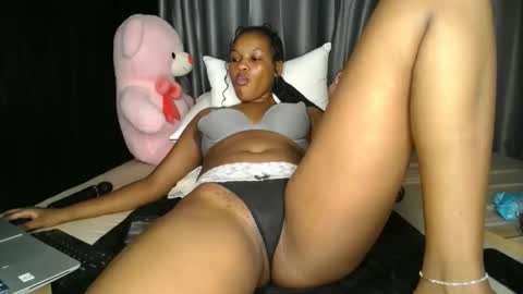 Snapshot of shugacubee chatting on 02.08.25 EVA online show from 02.08.25