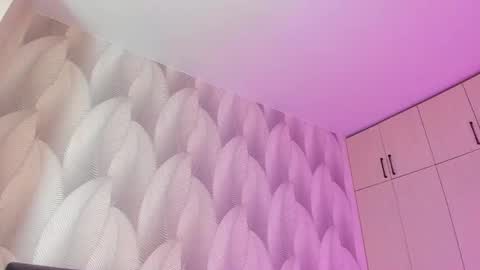 Snapshot of shy_bambiii chatting on 12.19.24 Mika online show from 12.19.24