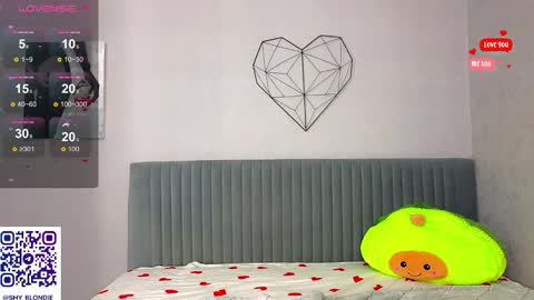 Snapshot of shy_blondiee chatting on 01.16.25 Molly online show from 01.16.25