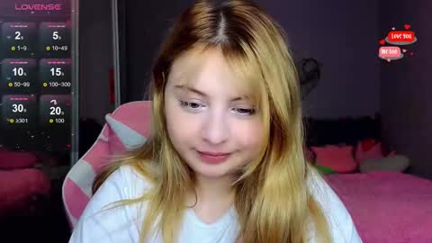 Snapshot of shy_blondiee chatting on 02.08.25 Molly online show from 02.08.25