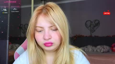 Snapshot of shy_blondiee chatting on 02.25.25 Molly online show from 02.25.25