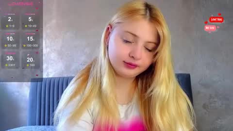 Snapshot of shy_blondiee chatting on 03.10.25 Molly online show from 03.10.25