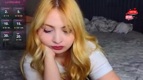 Snapshot of shy_blondiee chatting on 03.10.25 Molly online show from 03.10.25