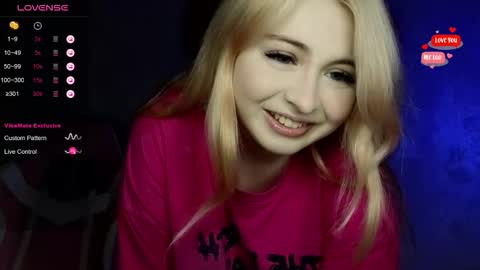 Snapshot of shy_blondiee chatting on 10.04.25 Molly online show from 10.04.25