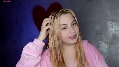 Snapshot of shy_blondiee chatting on 10.12.25 Molly online show from 10.12.25