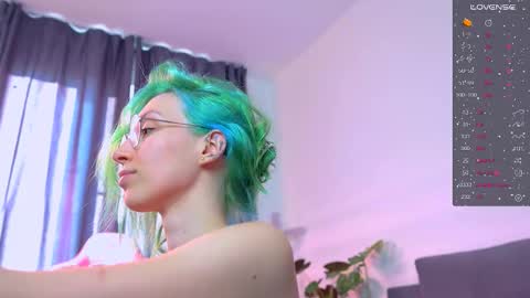 Snapshot of shy_or_horny chatting on 09.30.25 HI i am Marcy online show from 09.30.25