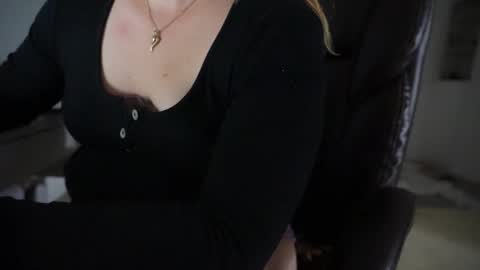 Snapshot of shybabyangel777 chatting on 09.11.25 bella online show from 09.11.25