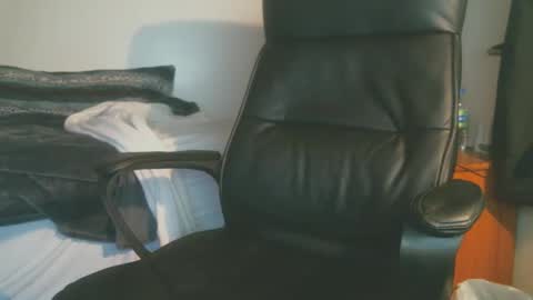 shyboyhugecum2020 online show from 12.15.25