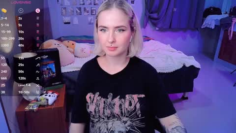 Snapshot of shyfoxxxy chatting on 12.01.24 Effie online show from 12.01.24