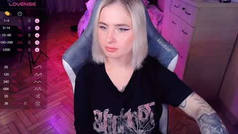 Snapshot of shyfoxxxy chatting on 12.20.24 Effie online show from 12.20.24