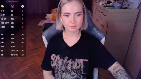 Snapshot of shyfoxxxy chatting on 01.05.25 Effie online show from 01.05.25