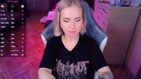 Snapshot of shyfoxxxy chatting on 01.10.25 Effie online show from 01.10.25