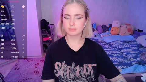 Snapshot of shyfoxxxy chatting on 02.08.25 Effie online show from 02.08.25