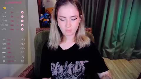 Snapshot of shyfoxxxy chatting on 09.16.25 Effie online show from 09.16.25