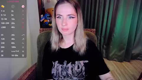 Snapshot of shyfoxxxy chatting on 10.01.25 Effie online show from 10.01.25