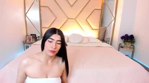 Snapshot of siara_lewis_ chatting on 10.25.25 Siara and Zoe tattoo online show from 10.25.25