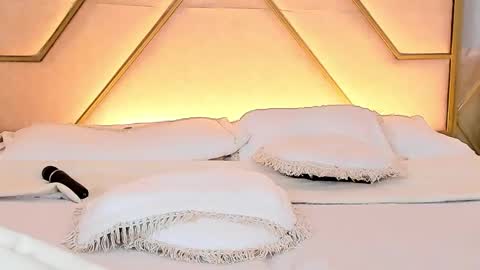 Siara and Zoe tattoo online show from 12.20.25