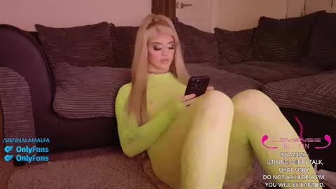 Snapshot of siennalamalfa chatting on 10.16.25 Sienna La Malfa online show from 10.16.25