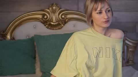 SiennaShapiro online show from 12.18.24