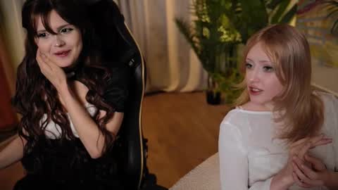 Snapshot of silk_aura chatting on 09.15.25 silk_aura online show from 09.15.25