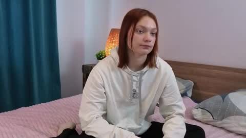 Snapshot of simonafaulds chatting on 09.24.25 Amelia online show from 09.24.25