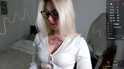 Snapshot of simonagerry chatting on 10.18.25 SimonaGerry online show from 10.18.25