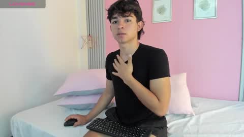 Snapshot of simonlambert__ chatting on 12.14.24 Simon online show from 12.14.24