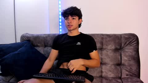 Snapshot of simonlambert__ chatting on 12.19.24 Simon online show from 12.19.24