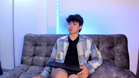 Snapshot of simonlambert__ chatting on 12.22.24 Simon online show from 12.22.24