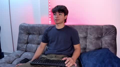 Snapshot of simonlambert__ chatting on 12.27.24 Simon online show from 12.27.24