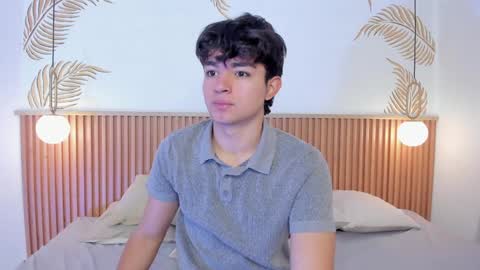 Snapshot of simonlambert__ chatting on 12.31.24 Simon online show from 12.31.24