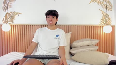 Snapshot of simonlambert__ chatting on 01.02.25 Simon online show from 01.02.25