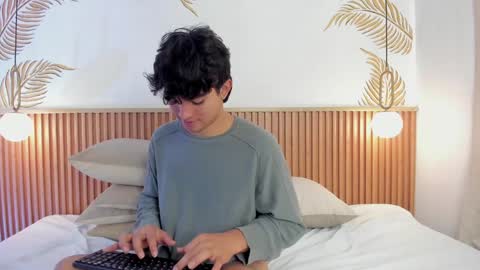 Snapshot of simonlambert__ chatting on 01.03.25 Simon online show from 01.03.25