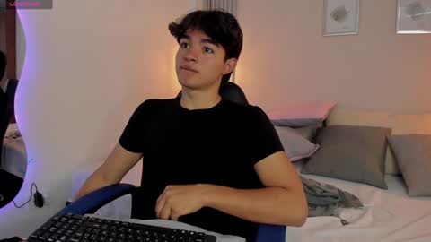 Snapshot of simonlambert__ chatting on 01.26.25 Simon online show from 01.26.25