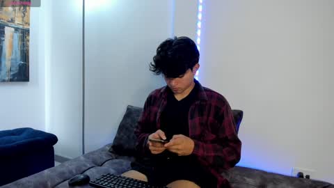 Snapshot of simonlambert__ chatting on 02.01.25 Simon online show from 02.01.25