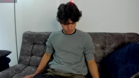 Snapshot of simonlambert__ chatting on 02.04.25 Simon online show from 02.04.25