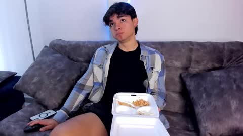 Snapshot of simonlambert__ chatting on 02.12.25 Simon online show from 02.12.25