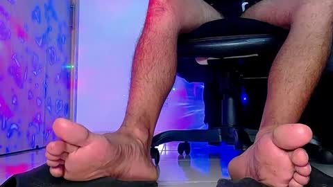 Snapshot of sir_kev66 chatting on 10.07.25 only foot worshipers here online show from 10.07.25