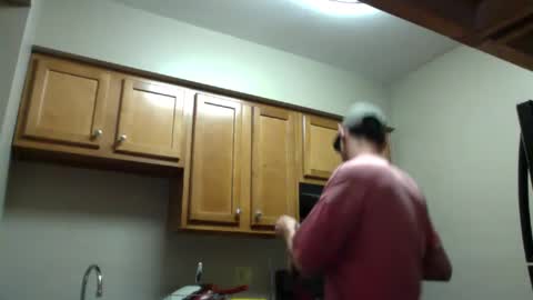 Snapshot of sk8ter_v2 chatting on 12.04.24 Christopher online show from 12.04.24