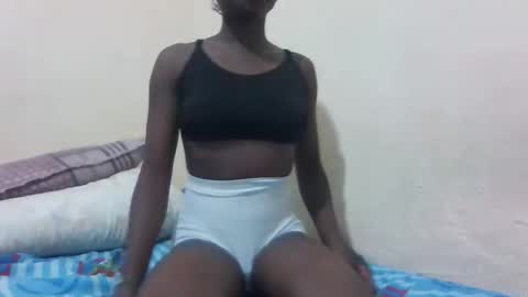 Snapshot of skinny_petite18 chatting on 10.19.25 Munah online show from 10.19.25