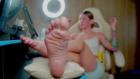 Snapshot of skinnygirl019 chatting on 01.09.25 GoddessSkinny online show from 01.09.25