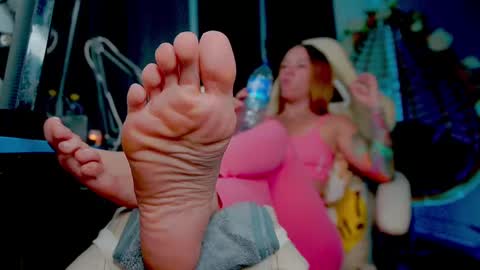 Snapshot of skinnygirl019 chatting on 02.22.25 GoddessSkinny online show from 02.22.25