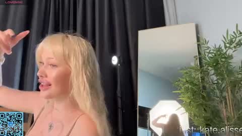 Snapshot of skyeveil chatting on 07.31.26 Skye online show from 07.31.26