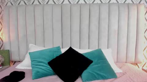 Snapshot of skyjunne chatting on 10.28.25 Sky June online show from 10.28.25