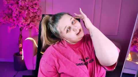 Snapshot of sladadeew chatting on 11.13.25 Slada Deew online show from 11.13.25