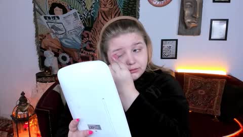 Snapshot of sladadeew chatting on 11.30.25 Slada Deew online show from 11.30.25