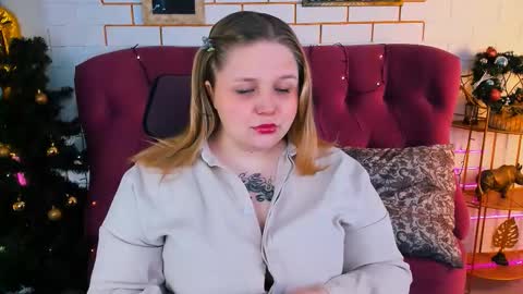 Snapshot of sladadeew chatting on 12.14.25 Slada Deew online show from 12.14.25