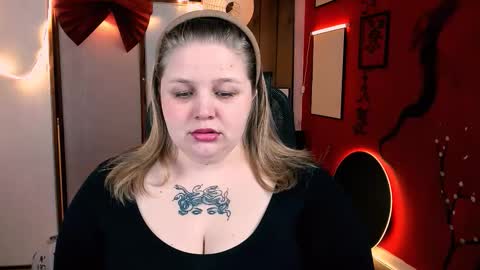 Snapshot of sladadeew chatting on 12.15.25 Slada Deew online show from 12.15.25